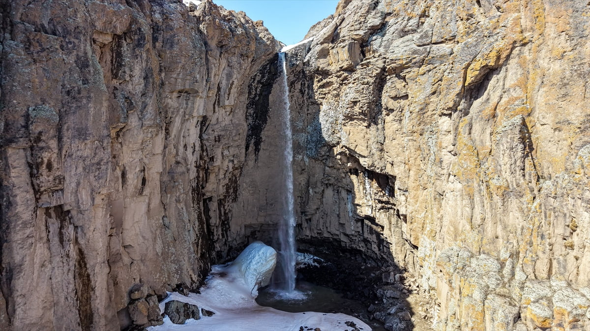 Van'ın Muradiye ilçesinde yazın kuruyan Yaşar Kemal Şelalesi, yağışlar ve karların erimesiyle...