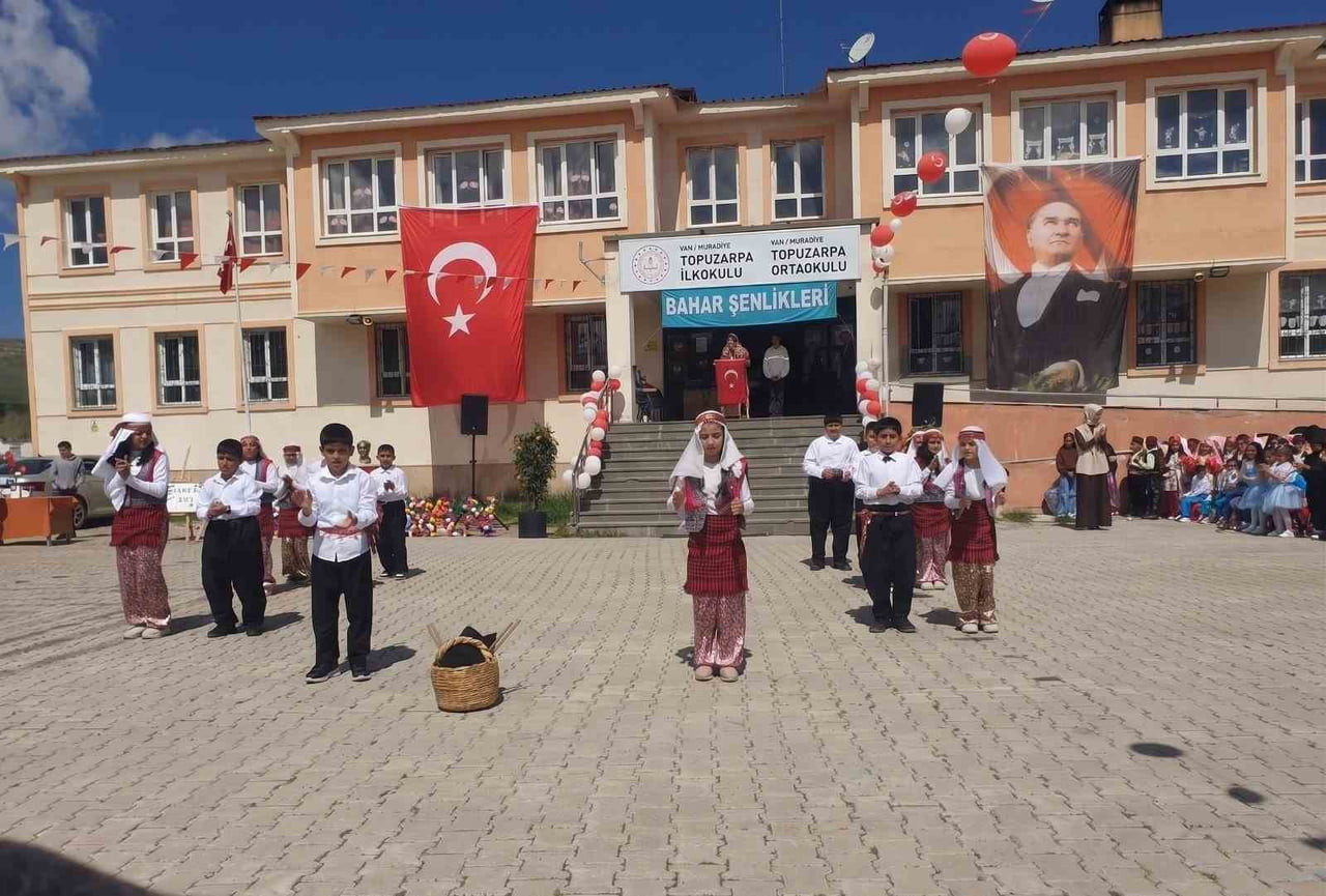 VAN'IN MURADİYE İLÇESİNDEKİ TOPUZARPA İLK VE ORTAOKULU TARAFINDAN DÜZENLENEN ‘BAHAR ŞENLİĞİ’...