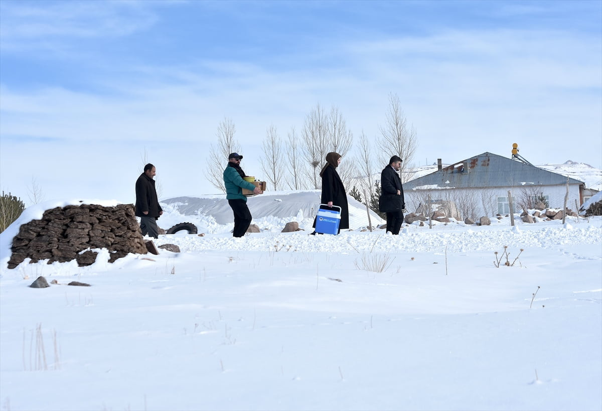 Van'ın Saray ilçesinde görev yapan sağlık çalışanları, kardan dolayı ulaşımın güçlükle sağlandığı...