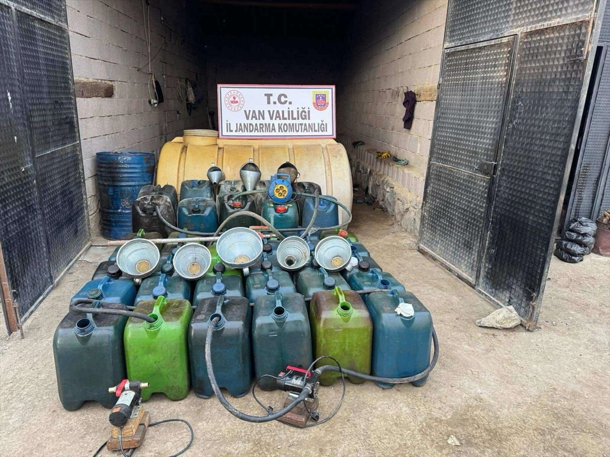 Van'ın Saray ilçesinde gümrük kaçağı 2 bin 30 litre akaryakıt ele geçirildi, bir şüpheli gözaltına...