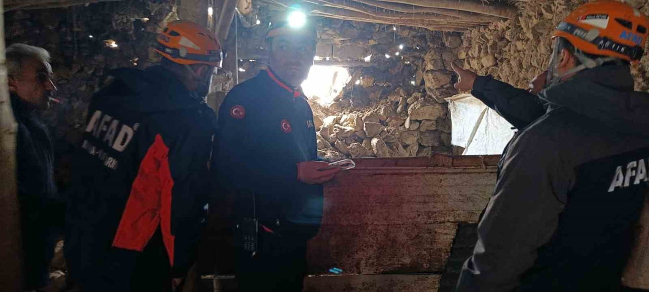 VAN'IN TUŞBA İLÇESİNDE 5.2 BÜYÜKLÜĞÜNDEKİ DEPREMDE BİR AHIRIN DUVARI ÇÖKTÜ.