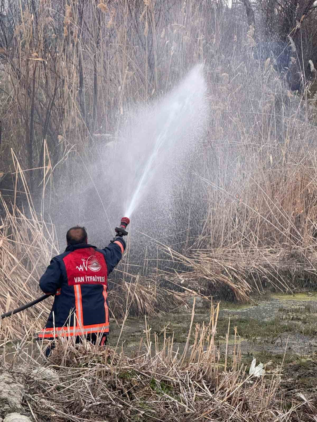 VAN'IN TUŞBA İLÇESİNDE ÇIKAN SAZLIK ALANINDAKİ YANGINI İTFAİYE EKİPLERİ TARAFINDAN...