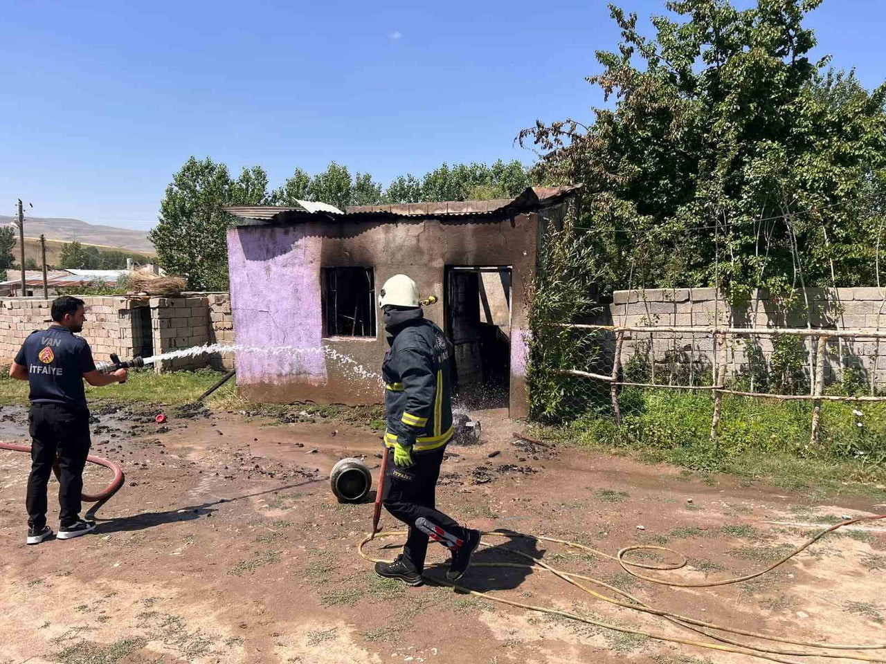 VAN'IN TUŞBA İLÇESİNDE ODUNLUKTA ÇIKAN YANGIN İTFAİYE EKİPLERİ TARAFINDAN SÖNDÜRÜLDÜ.