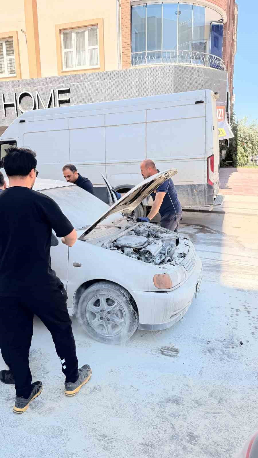 VAN'IN TUŞBA İLÇESİNDE SEYİR HALİNDE OLAN OTOMOBİLİN YANAN MOTORU İTFAİYE EKİPLERİ TARAFINDAN...