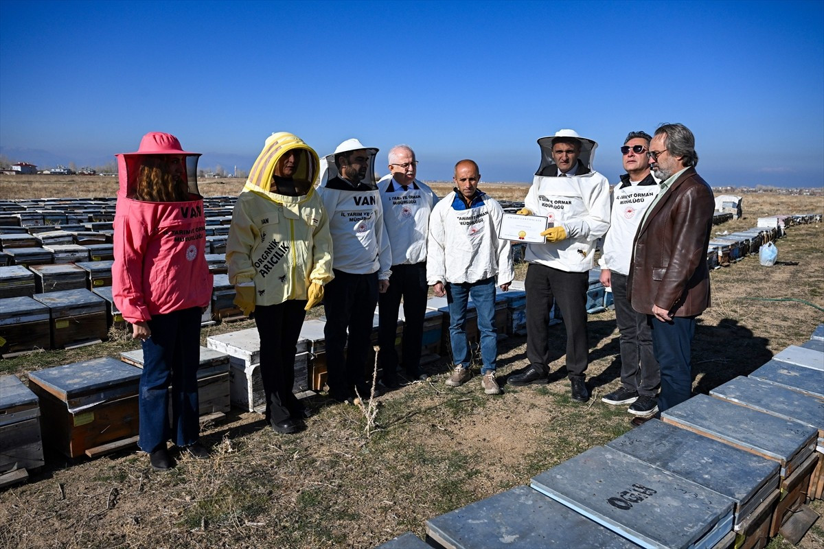 Van'ın verimli yaylalarında üretilen bala Azerbaycan'da yapılan 3. Uluslararası Apiterapi ve Doğa...