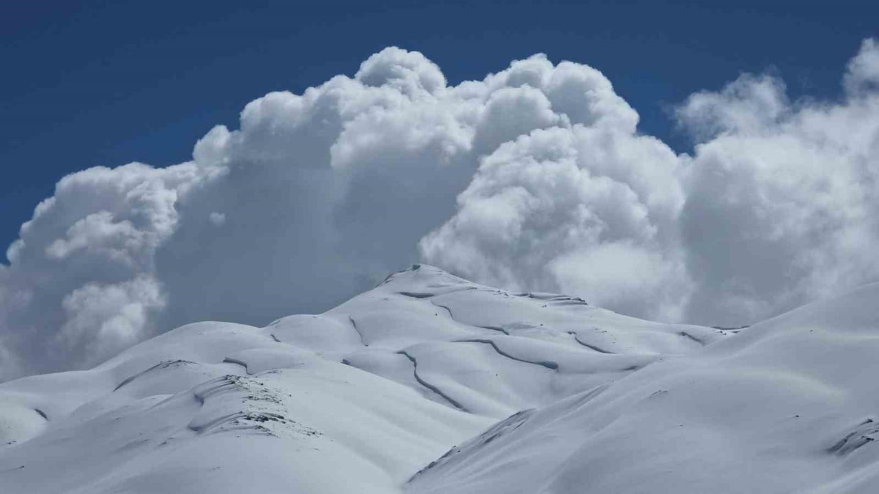 VAN'IN YÜKSEK KESİMLERİNDE ETKİLİ OLAN KAR YAĞIŞI SONRASI, DAĞLAR BEYAZ ÖRTÜYLE KAPLAYARAK GÜZEL...