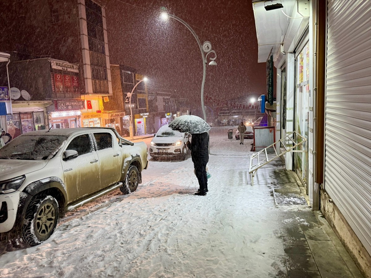 Van'ın yüksek kesimlerinde ve Başkale ilçesinde kar etkili oldu. Kentte dünden bu yana etkili olan...