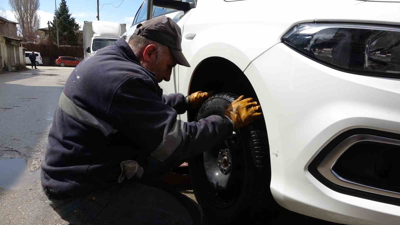 VAN’DA 15 KASIM 2025 TARİHİNDE BAŞLAYAN ZORUNLU KIŞ LASTİĞİ UYGULAMASININ BUGÜN İTİBARIYLA SONA...