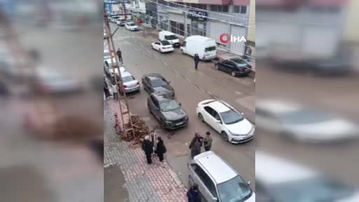 Van’da 5.2 büyüklüğünde deprem: Vatandaşlar sokağa döküldü