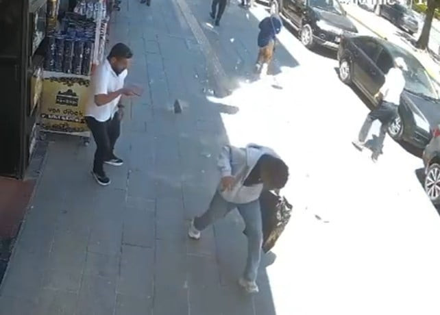 VAN’DA BİR BİNADAN KOPAN BETON PARÇASI KORKU DOLU ANLARIN YAŞANMASINA NEDEN OLURKEN, BAZI...
