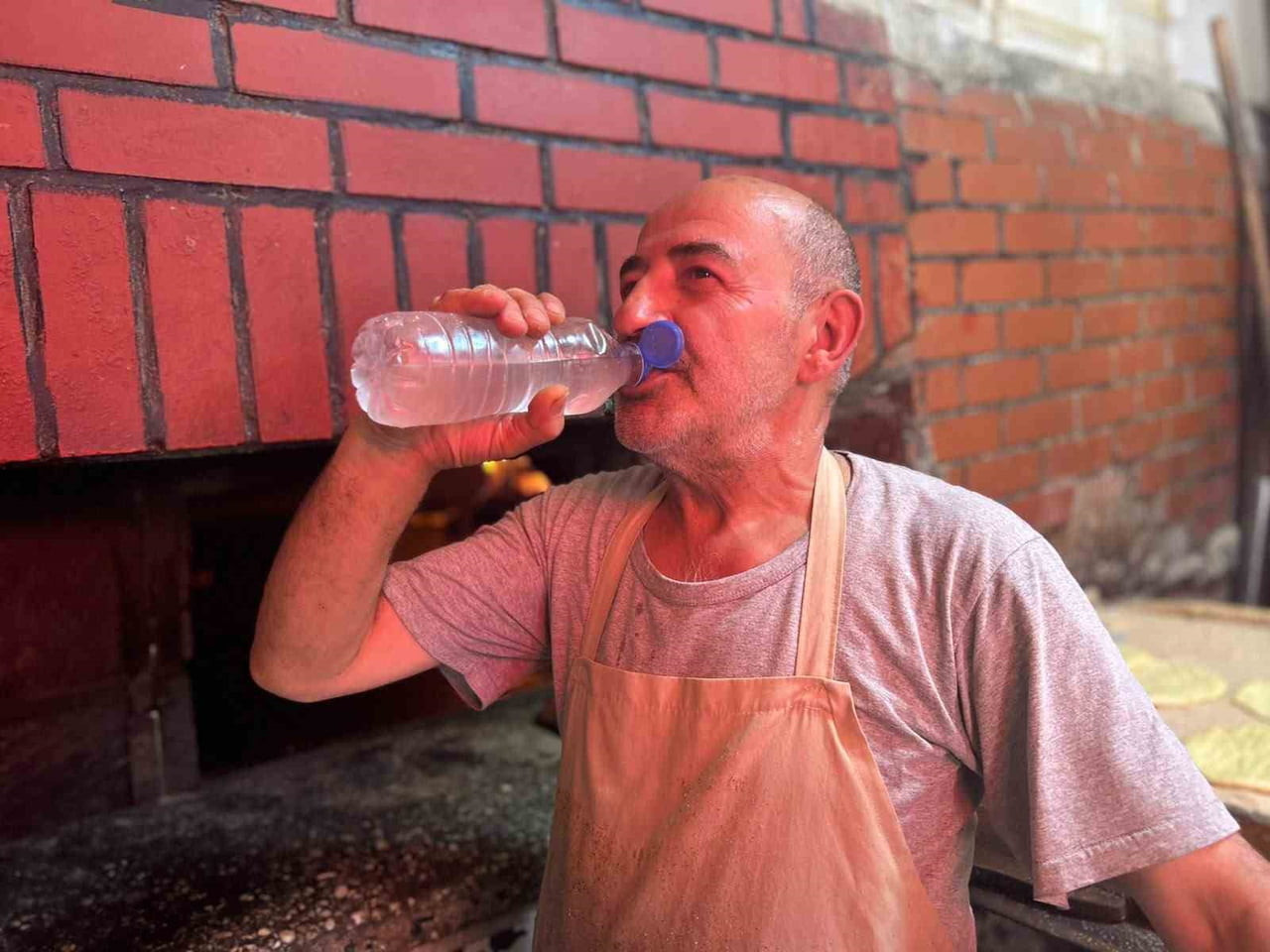 VAN’DA HAVA SICAKLIKLARININ 30 DERECEYE ULAŞTIĞI GÜNLERDE, FIRINCILAR 250 İLA 300 DERECEYİ BULAN...