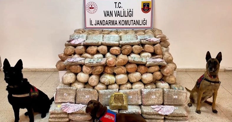 VAN’DA JANDARMA EKİPLERİNCE YÜRÜTÜLEN OPERASYONDA 333 KİLOGRAM SKUNK UYUŞTURUCU MADDE ELE...