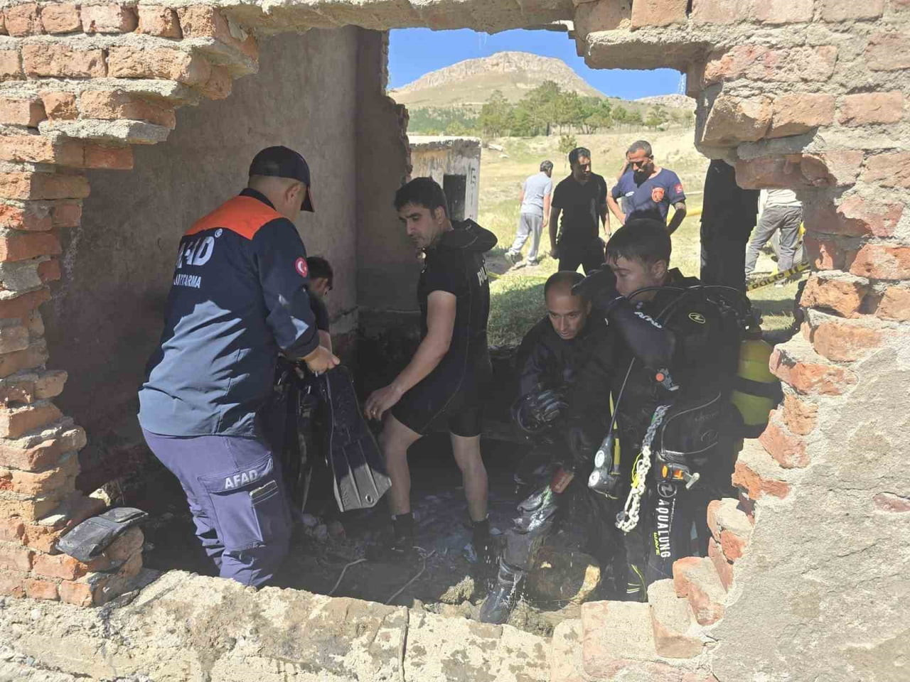 VAN’DA KAYIP OLARAK ARANAN 2 YAŞINDAKİ ÇOCUĞUN CANSIZ BEDENİ SU KUYUSUNDA BULUNDU.