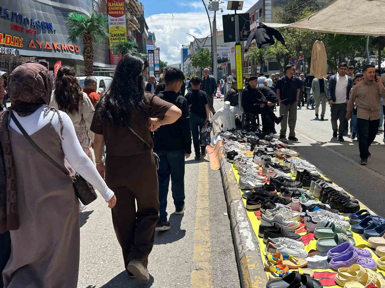 VAN’DA KURBAN BAYRAMI DOLAYISIYLA ÇARŞI VE PAZARLARDA KURULAN TEZGÂHLARDA RENKLİ GÖRÜNTÜLER...
