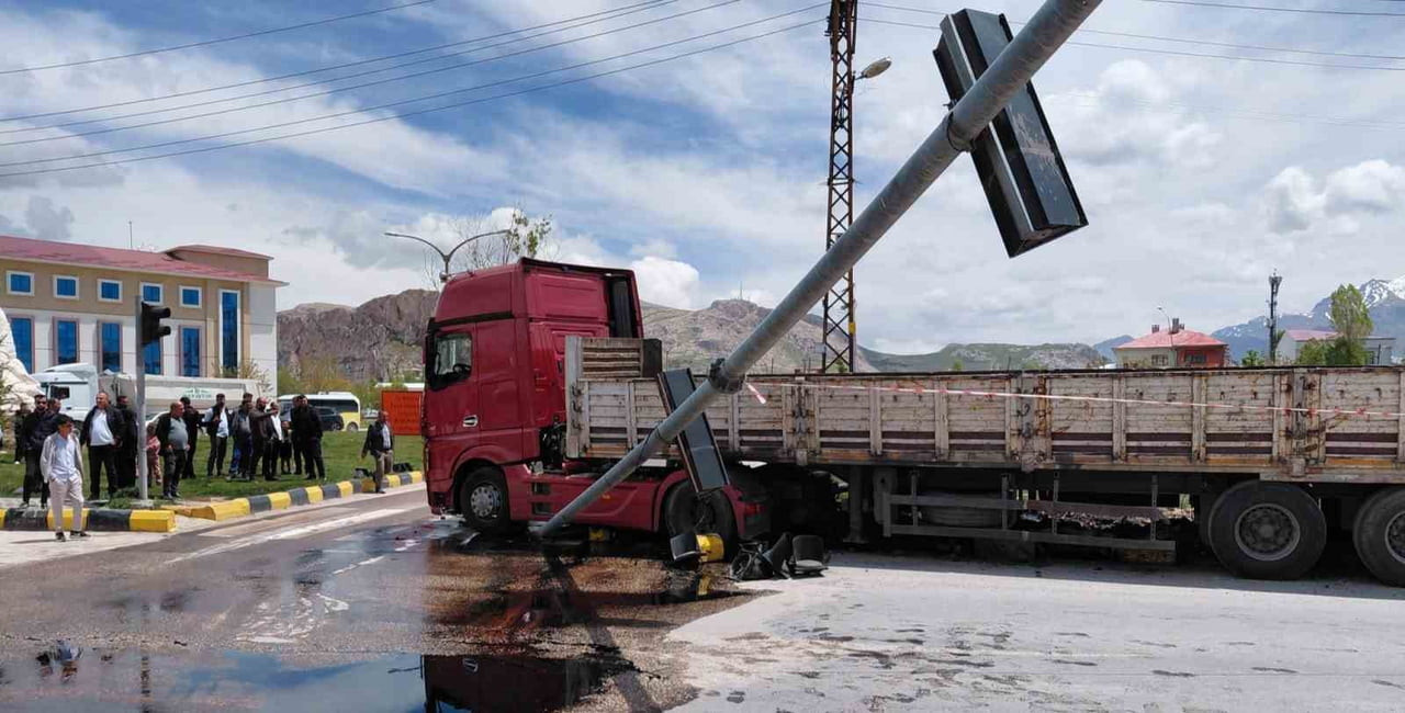 VAN’DA SEYİR HALİNDEKİ TIRIN YOL KENARINDAKİ YÖN TABELASI DİREĞİNE ÇARPMASI SONUCU 1 KİŞİ...