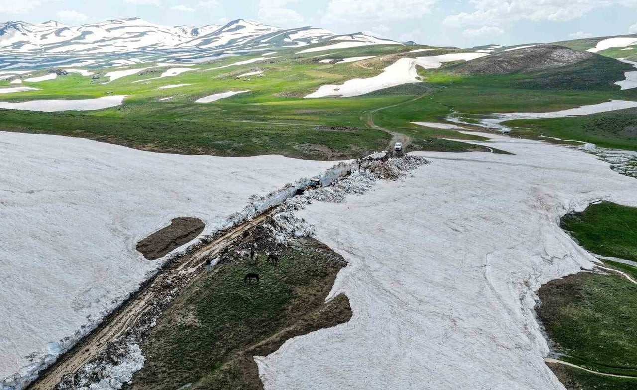 VAN’DA YAZ MEVSİMİNE RAĞMEN KAR KALINLIĞININ YER YER 3 METREYİ BULDUĞU YAYLA YOLLARININ AÇILMASI...