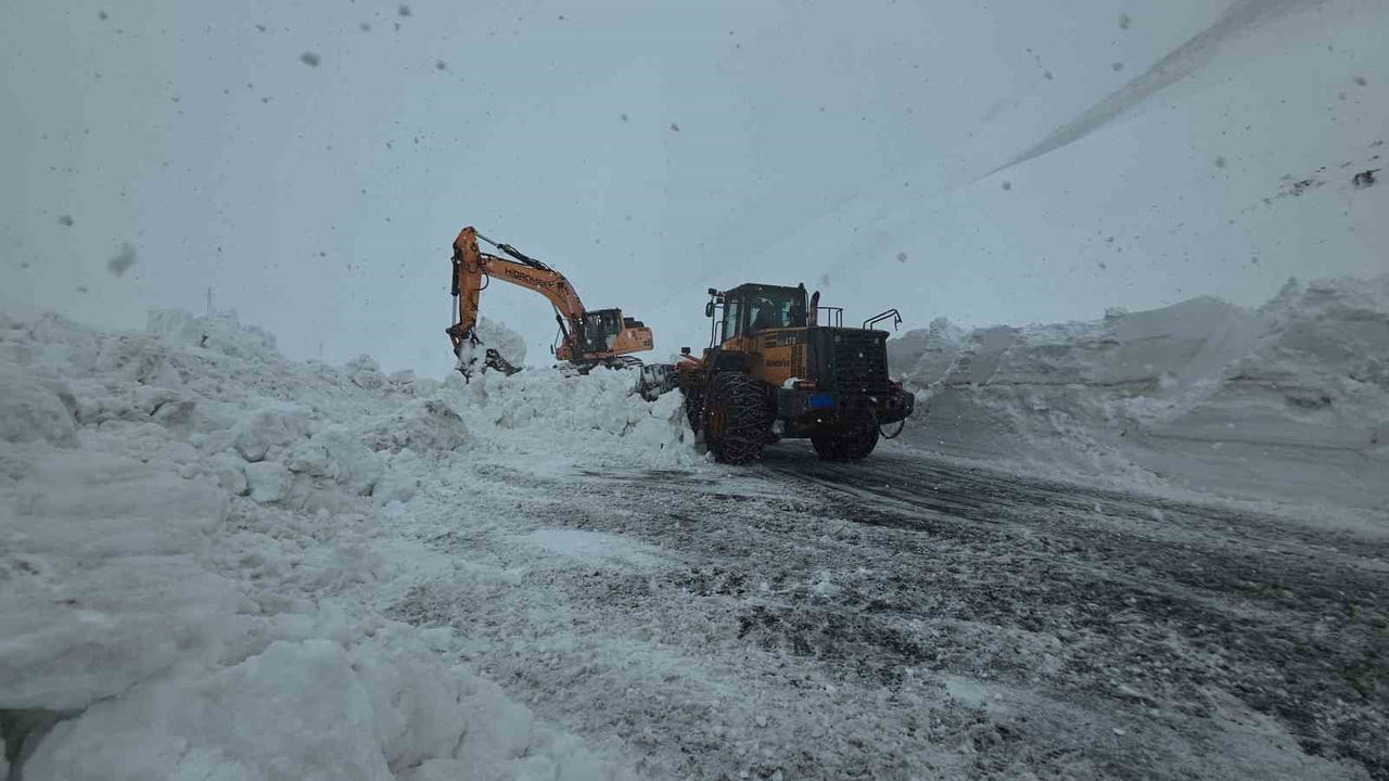 VAN’IN BAHÇESARAY İLÇESİNE ULAŞIMI SAĞLAYAN VE YAKLAŞIK 3.5 AYDIR KAPALI OLAN 3 BİN RAKIMLI...