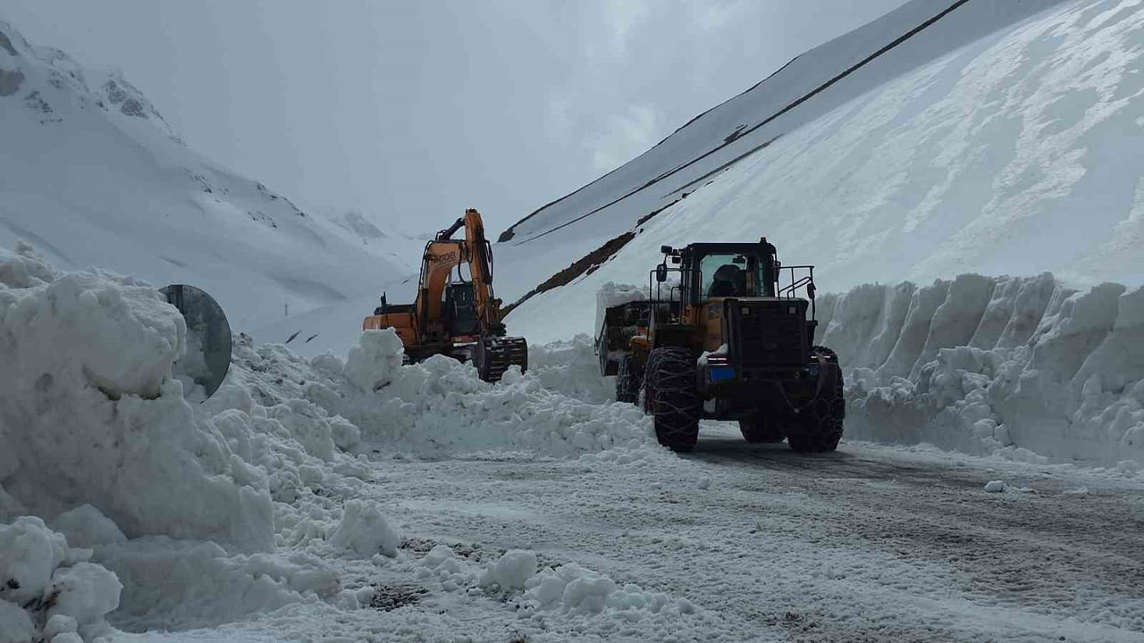 VAN’IN BAHÇESARAY İLÇESİNE ULAŞIMI SAĞLAYAN VE YAKLAŞIK 3.5 AYDIR KAPALI OLAN YOLUN AÇILMASI İÇİN...