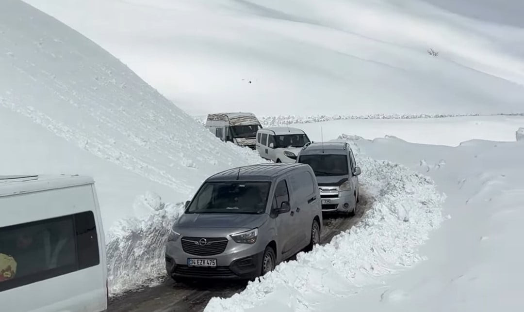 VAN’IN BAHÇESARAY İLÇESİNİN TEK KARA ULAŞIMINI SAĞLAYAN BAHÇESARAY–HİZAN KARAYOLUNA ÇIĞ DÜŞTÜ....