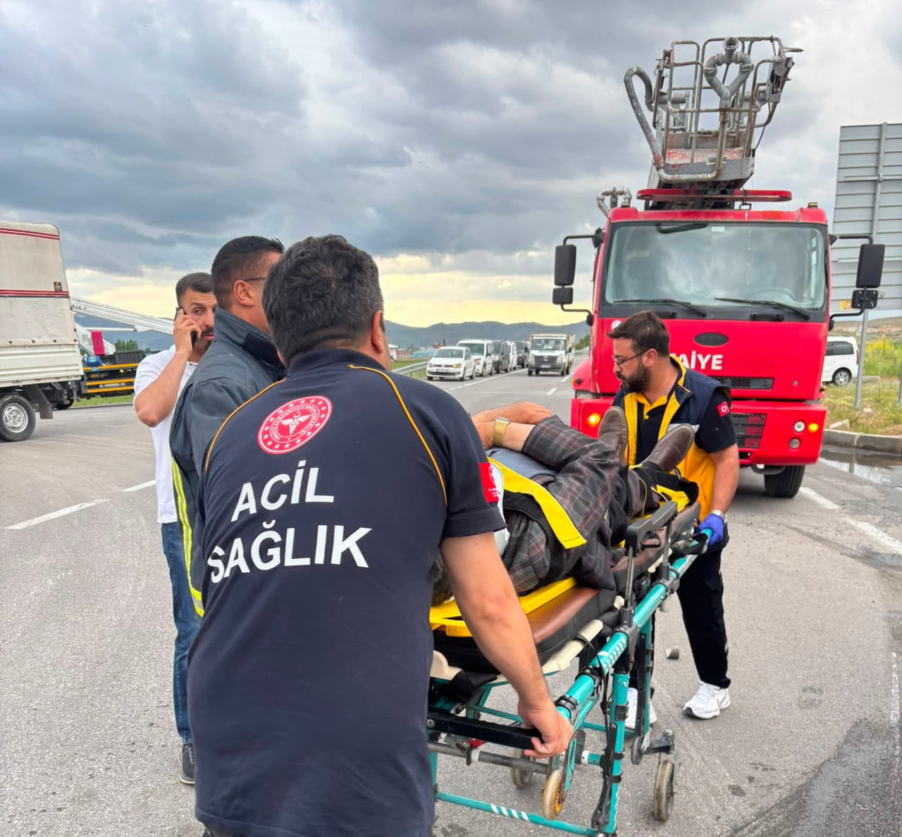 VAN’IN ÇALDIRAN İLÇESİNDE E HAFİF TİCARİ KAMYONETİN ÇARPIŞMASI SONUCU MEYDANA GELEN TRAFİK...