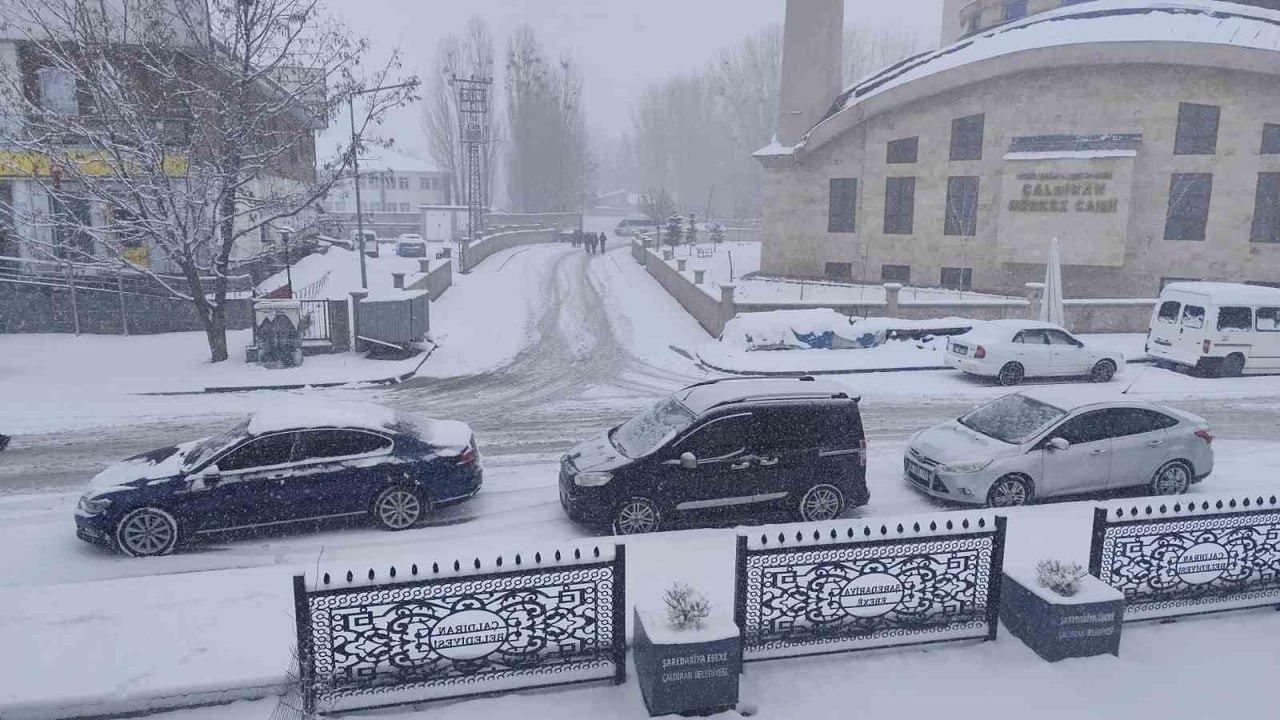 VAN’IN ÇALDIRAN İLÇESİNDE NİSAN AYININ ORTASINDA YAZ HAZIRLIKLARI YAPILIRKEN BASTIRAN YOĞUN KAR...