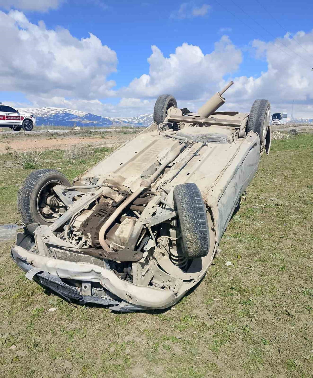 VAN’IN ÇALDIRAN İLÇESİNDE OTOMOBİLİN TAKLA ATMASI SONUCU 2 KİŞİ YARALANDI.