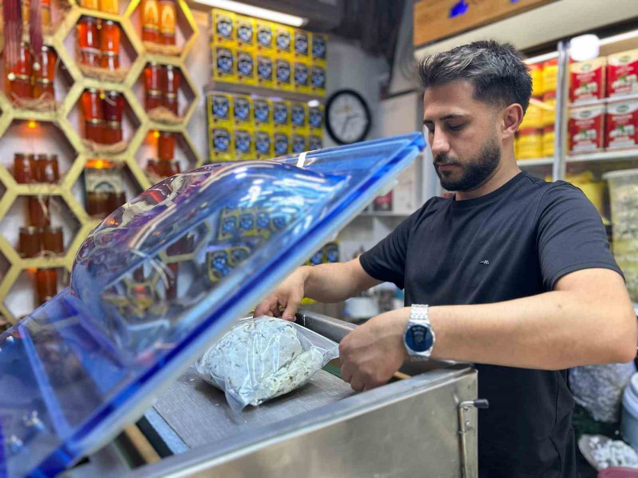 VAN’IN COĞRAFİ İŞARETLİ ÜRÜNÜ OTLU PEYNİRDE, TÜKETİCİLERDEN GELEN YOĞUN TUZ ŞİKAYETLERİNİ GİDERMEK...