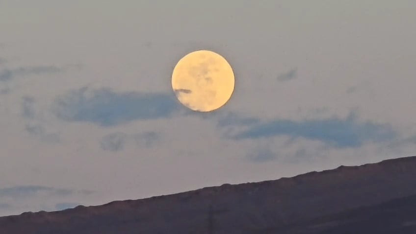 VAN’IN DOĞUSUNDA YER ALAN 3 BİN 204 RAKIMLI EREK DAĞI, BU AKŞAM YILIN EN ÖZEL DOĞA OLAYLARINDAN...