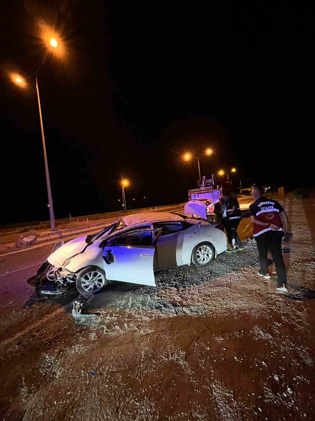 VAN’IN EDREMİT İLÇESİNDE MEYDANA GELEN TRAFİK KAZASINDA SÜRÜCÜ YARALANIRKEN, KAZAYI YAPAN...