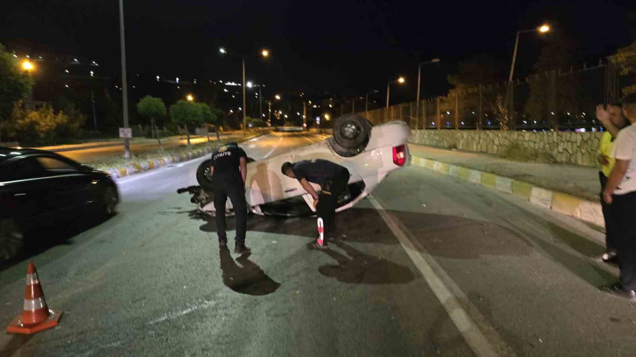 VAN’IN EDREMİT İLÇESİNDE OTOMOBİLİN TAKLA ATMASI SONUCU 2 KİŞİ YARALANDI.