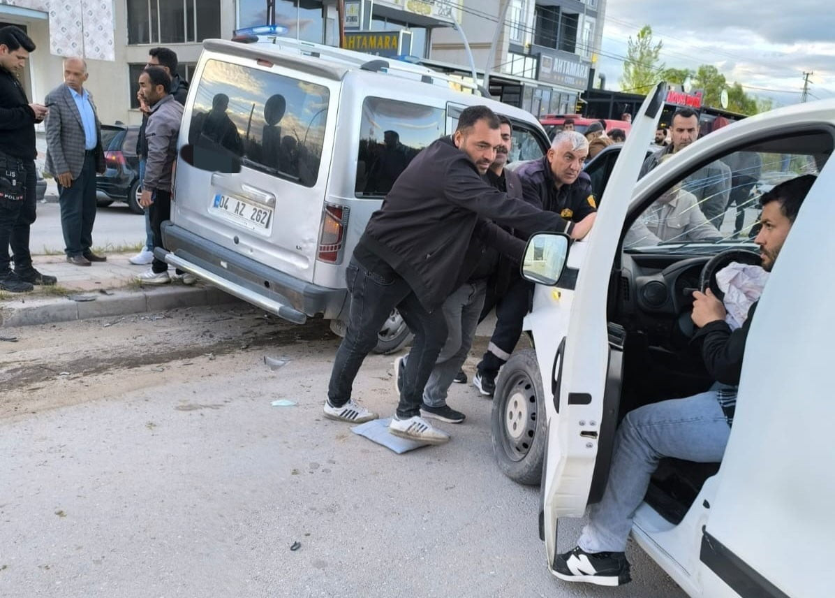 VAN’IN GEVAŞ İLÇESİNDE 2 KAPALI KASA KAMYONETİN ÇARPIŞMASI SONUCU 3 KİŞİ YARALANDI.