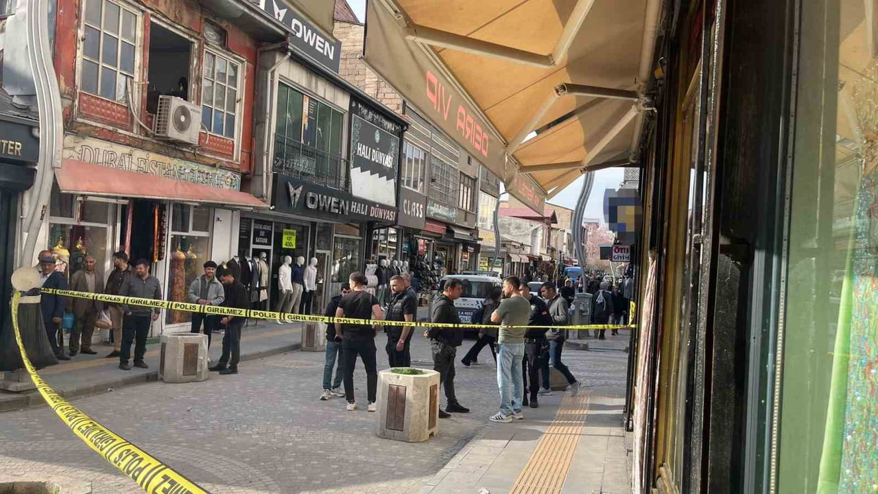 VAN’IN İPEKYOLU İLÇESİNDE KİMLİĞİ BELİRSİZ İKİ KİŞİNİN SİLAHLI SALDIRISINA UĞRAYAN BİR KİŞİ...