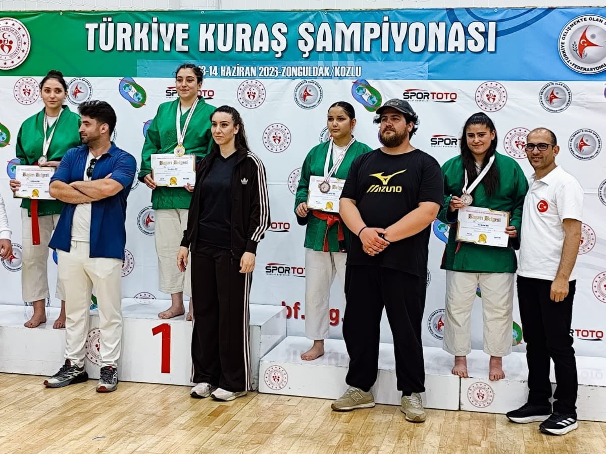 VAN’IN İPEKYOLU İLÇESİNDEKİ CUMHURİYET ANADOLU LİSESİ ÖĞRENCİLERİ, ZONGULDAK’TA DÜZENLENEN KURAŞ...