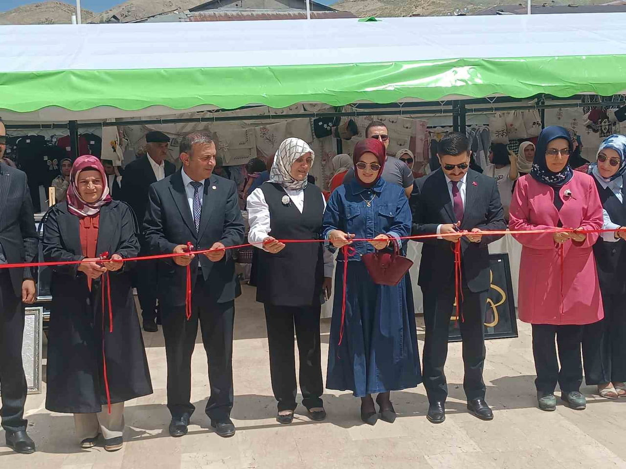 VAN’IN ÖZALP HALK EĞİTİM MERKEZİ VE AKŞAM SANAT OKULU TARAFINDAN DÜZENLENEN YILSONU SERGİSİ...