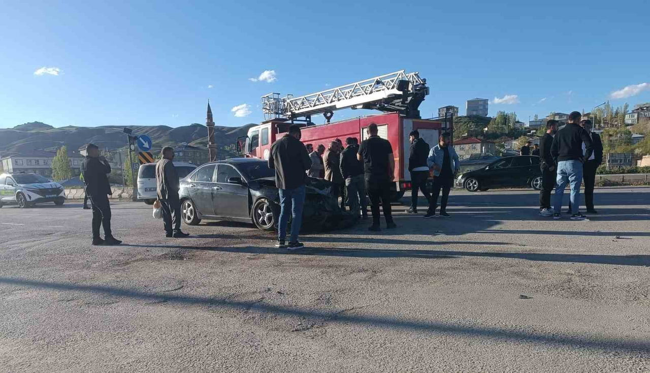 VAN’IN ÖZALP İLÇESİNDE 3 ARACIN KARIŞTIĞI TRAFİK KAZASINDA 3'Ü ÇOCUK 4 KİŞİ KİŞİ...