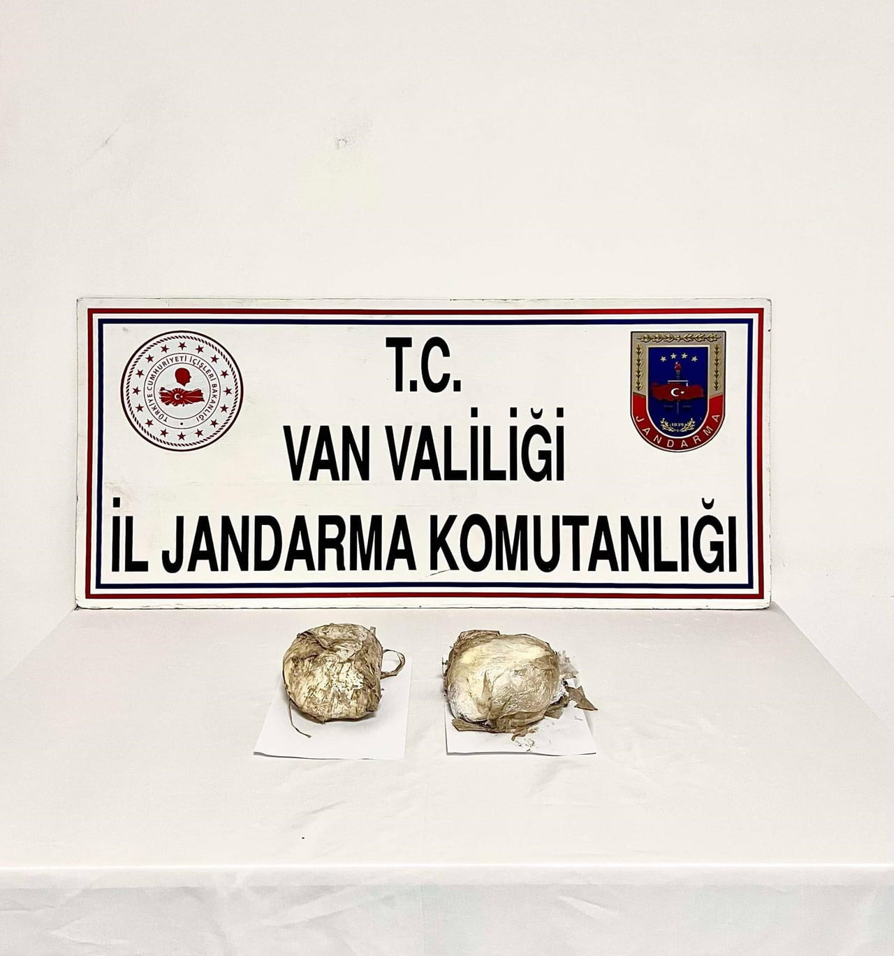 VAN’IN ÖZALP İLÇESİNDE JANDARMA EKİPLERİNCE YÜRÜTÜLEN ÇALIŞMALAR SONUCUNDA 4 KİLO 270 GRAM AFYON...