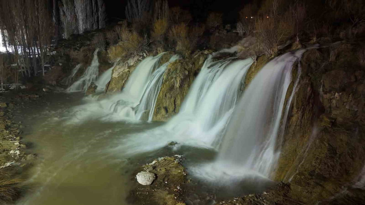 VAN’IN SİMGELEŞMİŞ DOĞA HARİKALARINDAN BİRİ OLAN MURADİYE ŞELALESİ, SADECE GÜNDÜZLERİ DEĞİL...