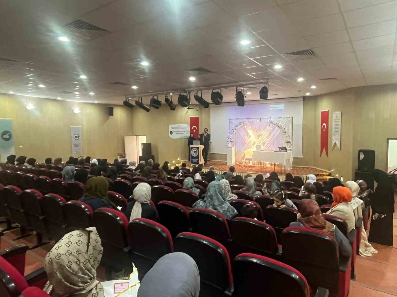 VAN’IN TUŞBA İLÇE MÜFTÜLÜĞÜNE BAĞLI VAN YÜNCÜ YIL ÜNİVERSİTE CAMİ KUR’AN KURSU’NDA HAFIZLIK...