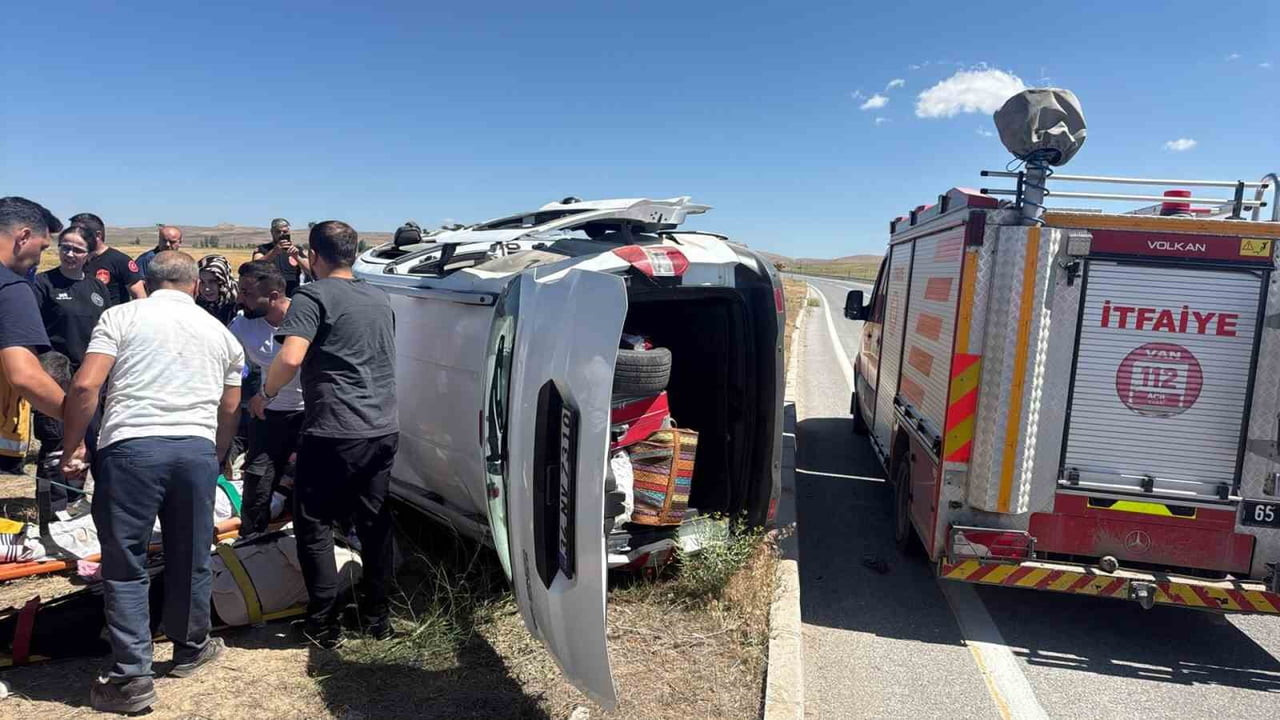 VAN’IN TUŞBA İLÇESİNDE İKİ ARACIN ÇARPIŞMASI SONUCU 8 KİŞİ YARALANDI.