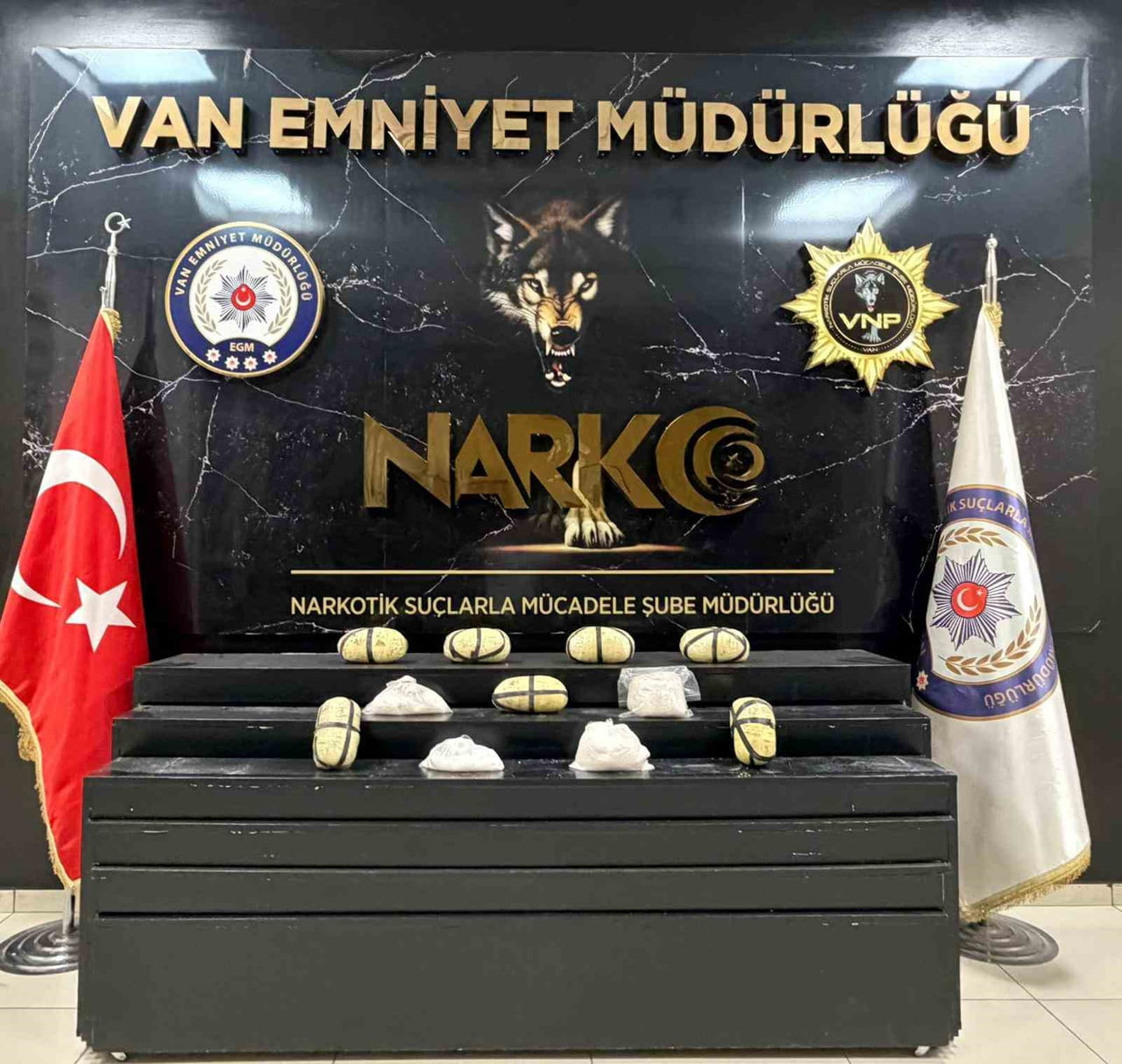 VAN’IN TUŞBA İLÇESİNDE POLİS EKİPLERİNCE YÜRÜTÜLEN ÇALIŞMALAR SONUCUNDA 10 KİLO 260 GRAM...