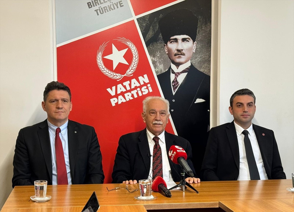 Vatan Partisi Genel Başkanı Doğu Perinçek (ortada), partisinin İstanbul İl Başkanlığında...