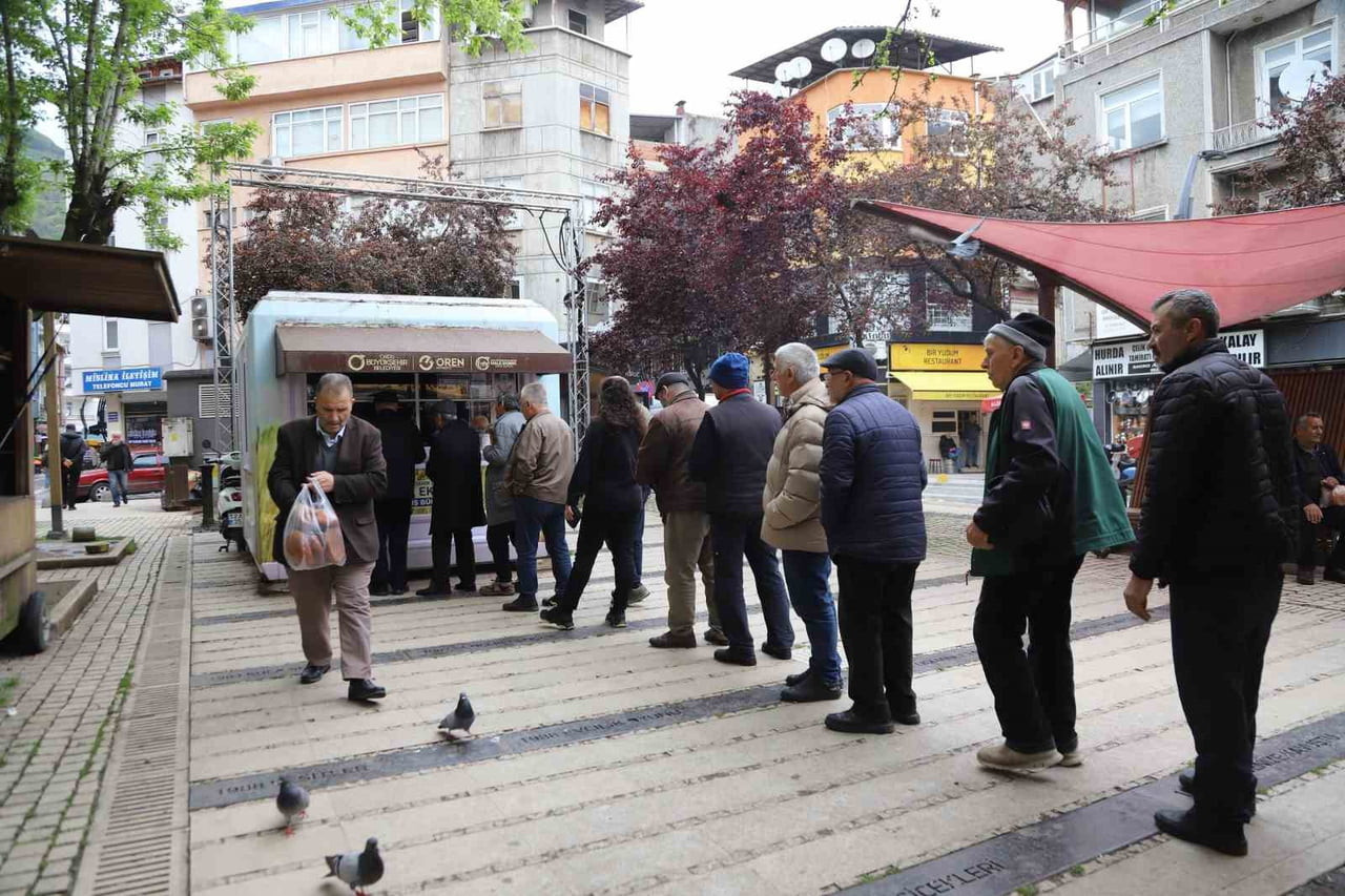 VATANDAŞLAR BÜFE ÖNÜNDE SIRAYLA EKMEK ALIYOR