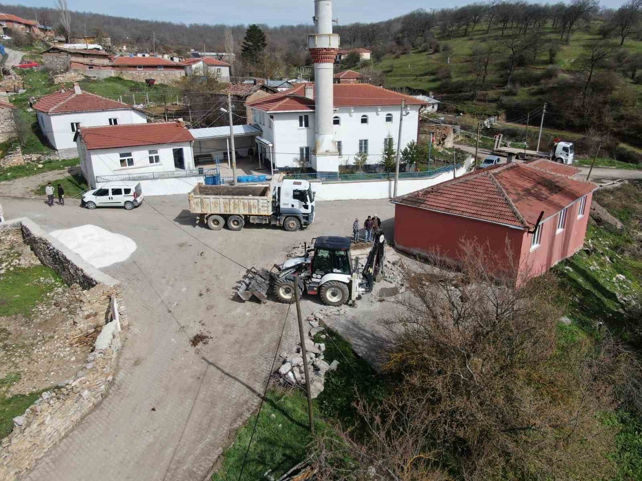 VATANDAŞLAR TARAFINDAN İLETİLEN FIRIN EVİ, SU DEPOSU VE SUNDURMA TALEPLERİ KISA SÜREDE...