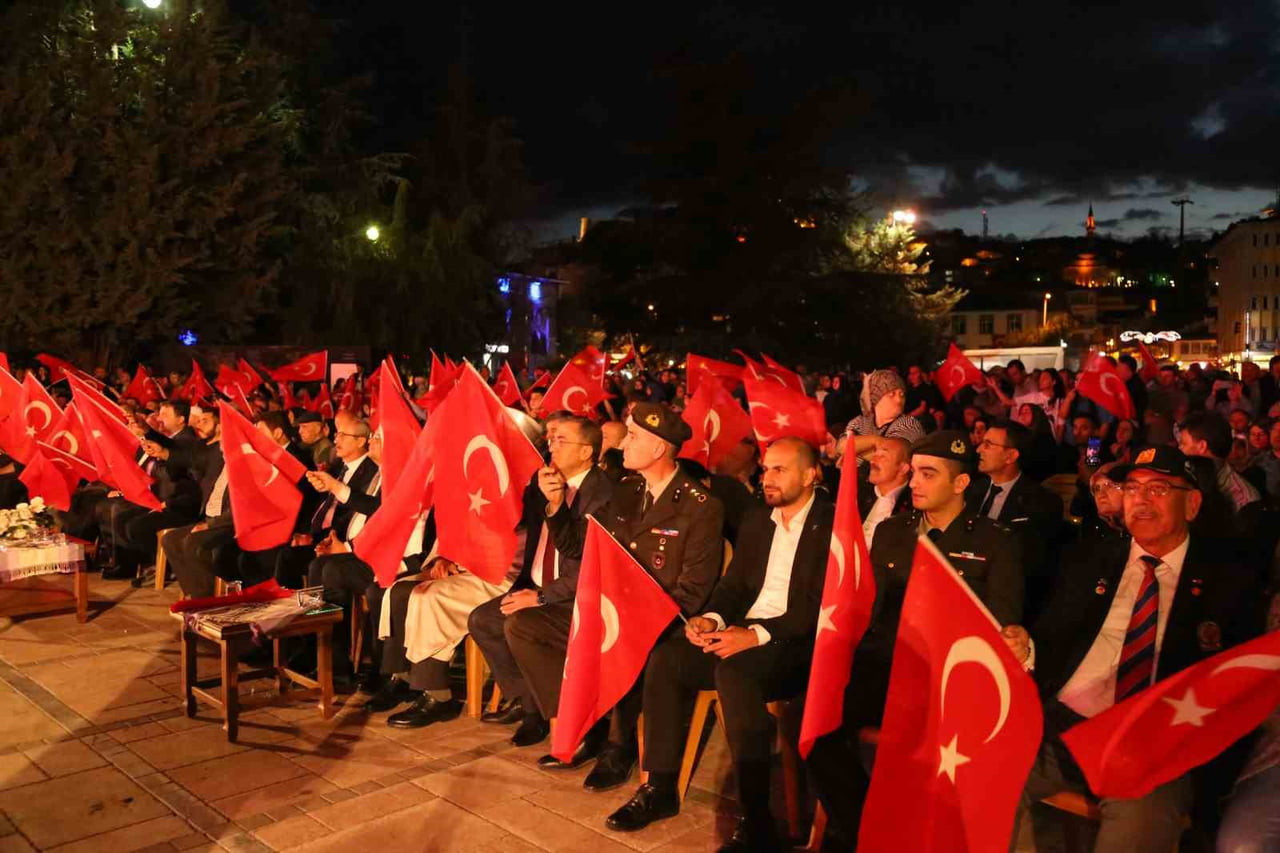 VATANDAŞLAR TÜRK BAYRAKLARINI SALLAYARAK TÜRKÜLERE EŞLİK ETTİ.