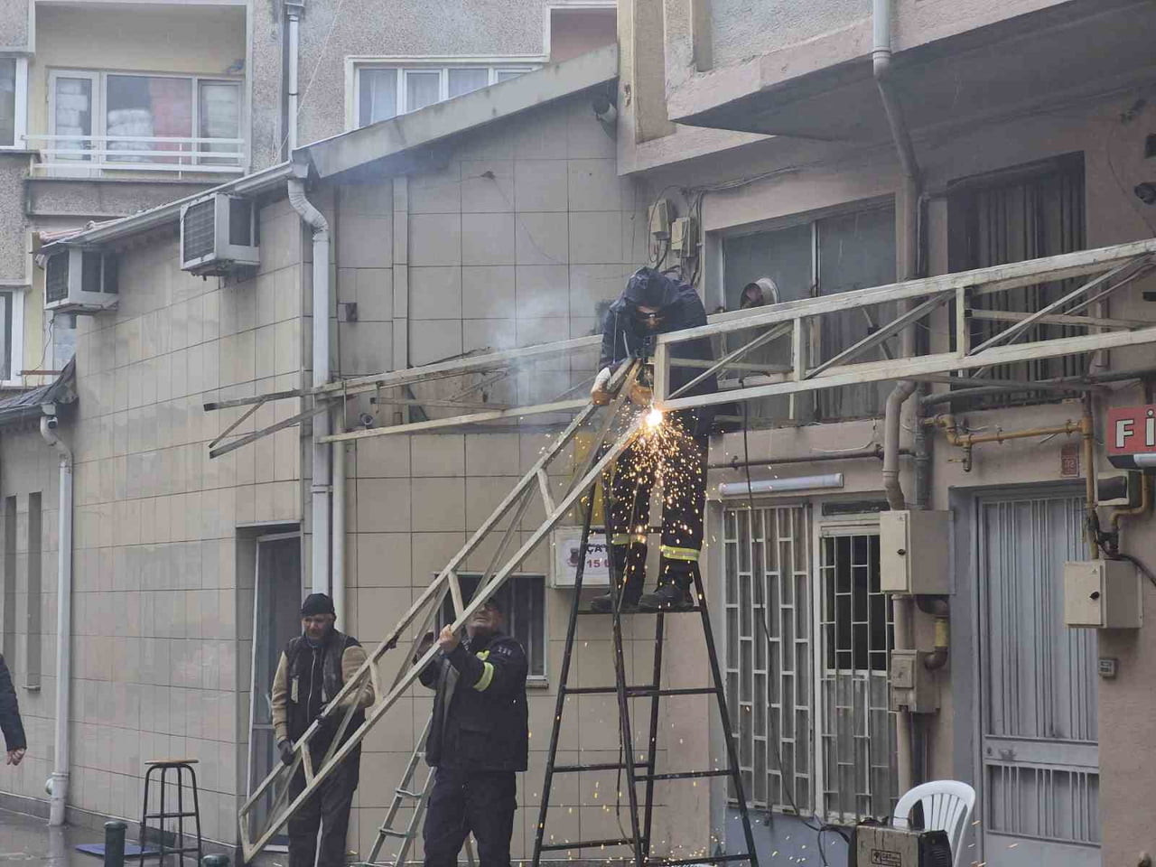 VATANDAŞLAR YAĞMURDAN KAÇACAK YER ARARKEN, BİR DÜKKANIN TENTESİNİ ONARMAYA ÇALIŞAN VATANDAŞIN...