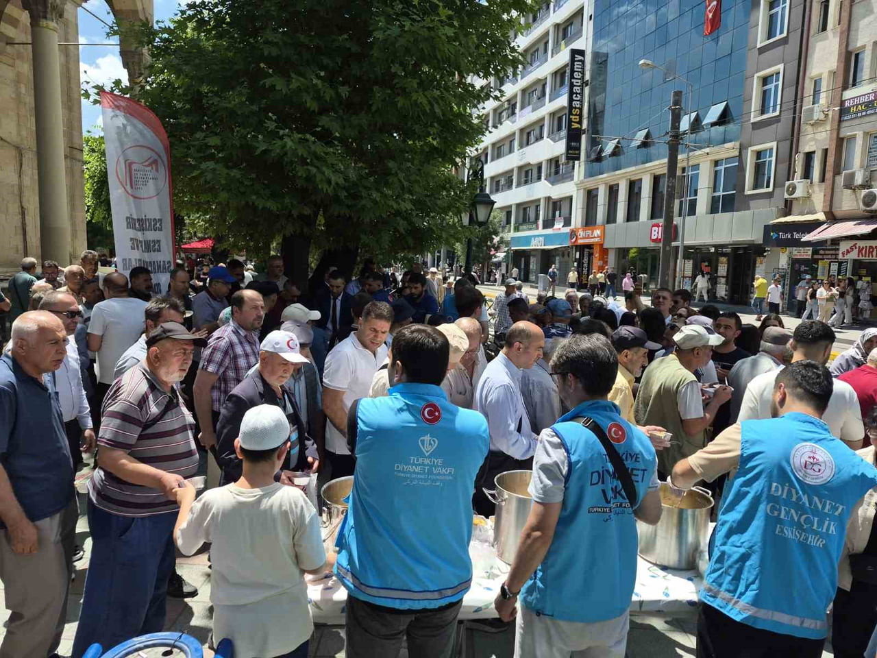 VATANDAŞLARA AŞURE DAĞITILDI