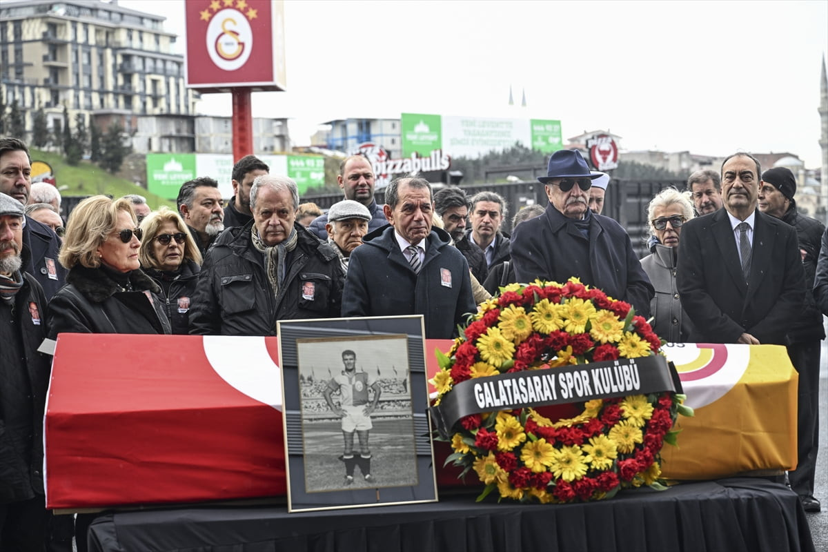 Vefat eden Galatasaray ve milli takımın eski futbolcusu Candemir Berkman için tören düzenlendi....