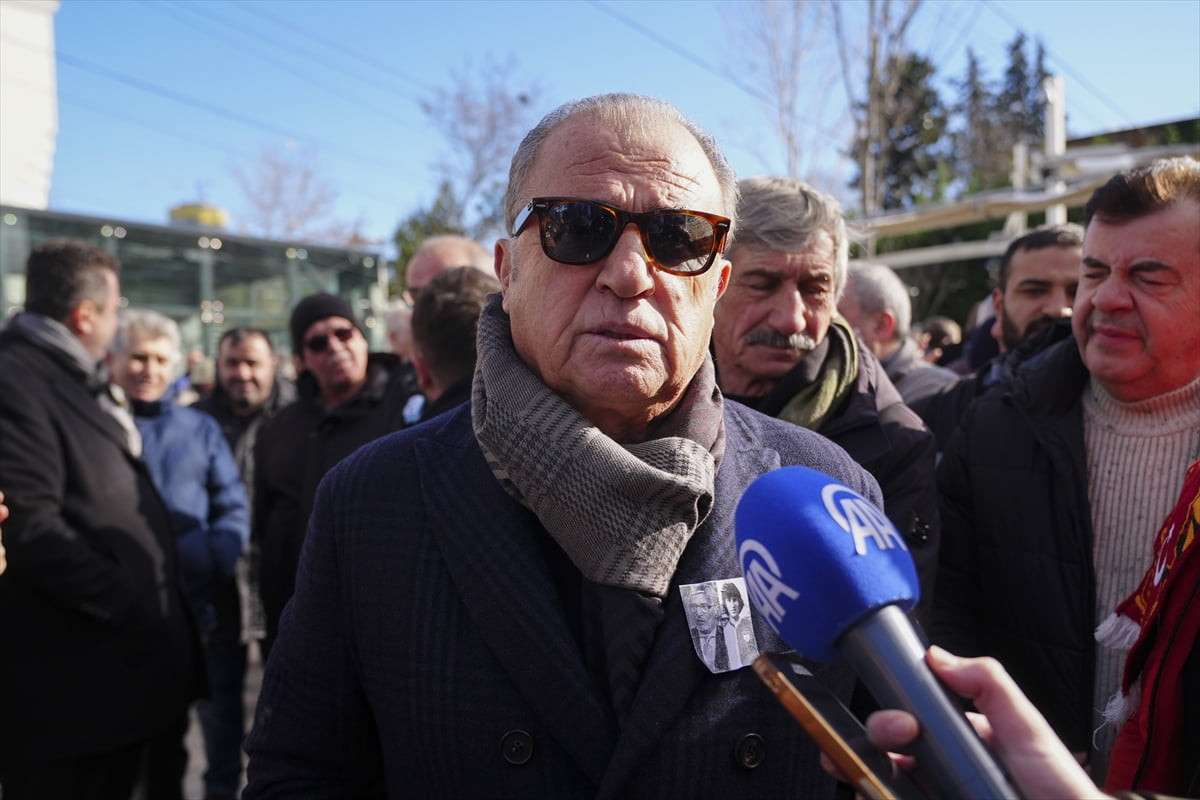 Vefat eden Galatasaray'ın eski milli futbolcusu ve spor yazarı Gökmen Özdenak, son yolculuğuna...