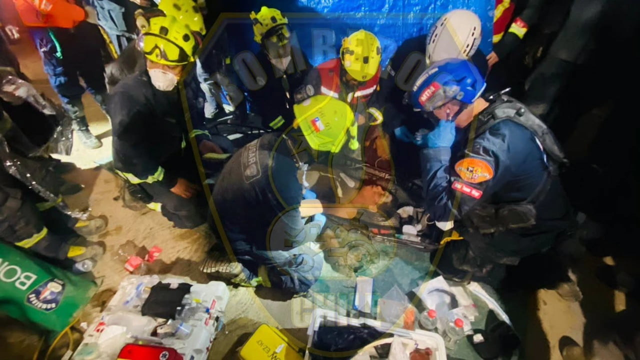 VENEZUELA'DA 24 HAZİRAN'DA MEYDANA GELEN DEPREMLERİN ARDINDAN ÇÖKEN ALIŞVERİŞ MERKEZİNİN ENKAZINDA...