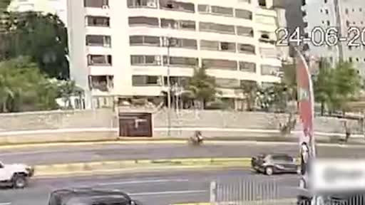 Venezuela'da meydana gelen depremlerin şiddeti güvenlik kamerası tarafından anbean kayıt altına...